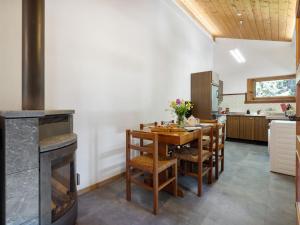 Kuchyň nebo kuchyňský kout v ubytování Apartment Larice by Interhome