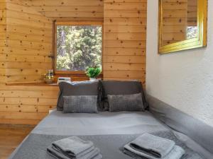Postel nebo postele na pokoji v ubytování Apartment Larice by Interhome