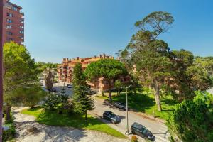 an overhead view of a apartment complex with cars parked in a parking lot at Regina Beach House - By Y Concept in Costa da Caparica