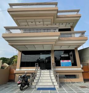 un scooter estacionado frente a un edificio en Mansarovar Stays, en Dehradun