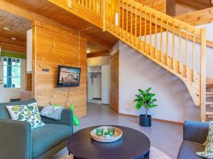 un salon avec un escalier et une table dans l'établissement Holiday Home Susi by Interhome, à Savonranta