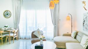 Posezení v ubytování Al Reef Cozy 1BR with Pool and Serene Vibes