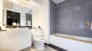 Koupelna v ubytování Al Reef Cozy 1BR with Pool and Serene Vibes