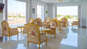 Posezení v ubytování Alhattali Hotel