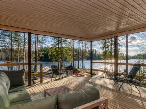 uma varanda com tela e vista para a água em Holiday Home Järven idylli by Interhome em Virmutjoki