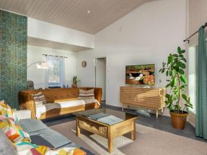 uma sala de estar com um sofá e uma mesa em Holiday Home Järven idylli by Interhome em Virmutjoki mais 30 fotografias
