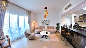 Posezení v ubytování Al Reef Cozy 1BR with Pool and Serene Vibes
