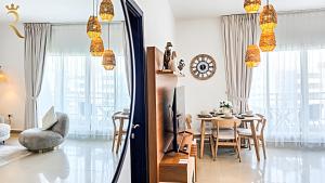 Posezení v ubytování Al Reef Cozy 1BR with Pool and Serene Vibes