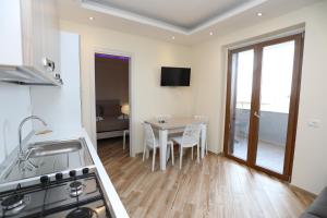 Dapur atau dapur kecil di Smile Apartments +27 gambar