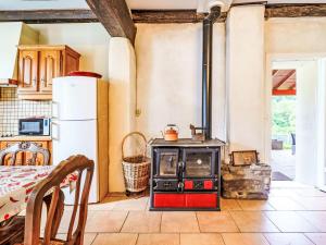 una cocina con estufa y refrigerador en Apartment Iratzea by Interhome, en Saint-Pée-sur-Nivelle