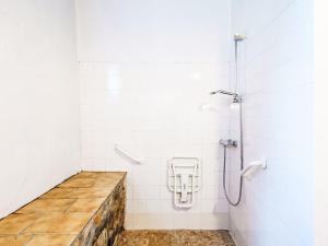 una ducha en un baño de azulejos blancos en Apartment Iratzea by Interhome, en Saint-Pée-sur-Nivelle 9 fotos más