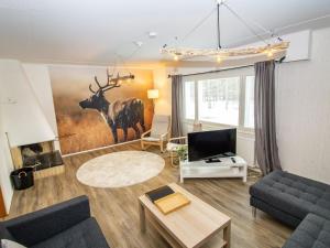 un salon avec une peinture de cerf sur le mur dans l'établissement Holiday Home Kalamiehenkatu 6 by Interhome, à Kemi 15 autres photos
