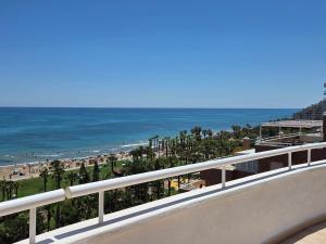 a balcony with a view of the beach and the ocean at acapulco 3 frontal in Oropesa del Mar