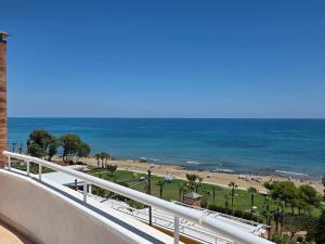 a balcony with a view of a beach and the ocean at acapulco 3 frontal in Oropesa del Mar