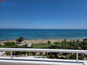 a view of the beach and the ocean from a balcony at acapulco 3 frontal in Oropesa del Mar