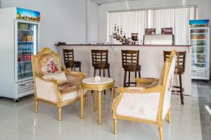 Posezení v ubytování Alhattali Hotel