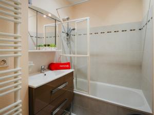 ein Badezimmer mit Dusche und Waschbecken in der Unterkunft Apartment Le Prince Noir by Interhome in Dinard