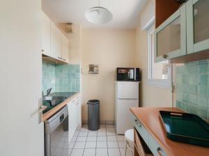 Η κουζίνα ή μικρή κουζίνα στο Apartment Le Prince Noir by Interhome