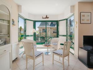 Μια τηλεόραση ή/και κέντρο ψυχαγωγίας στο Apartment Le Prince Noir by Interhome