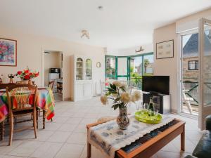 ein Wohnzimmer mit Tisch und Fernseher in der Unterkunft Apartment Le Prince Noir by Interhome in Dinard