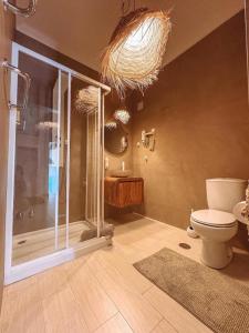 ein Badezimmer mit Dusche, Toilette und Waschbecken in der Unterkunft Captain Cook AHOY in Praia da Areia Branca + 69 Fotos