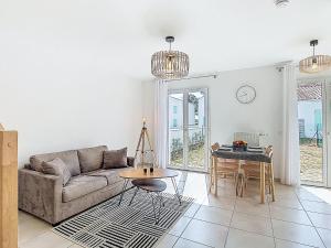 Χώρος καθιστικού στο Holiday Home L'Arroche by Interhome