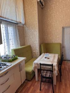 une cuisine avec une table et des chaises et une table et une cuisinière dans l'établissement Vikings Home Nizami Street, à Baku