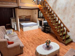 - un salon avec un escalier et un lit dans l'établissement Vikings Home Nizami Street, à Baku
