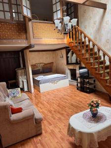 - un salon avec un escalier et un lit dans l'établissement Vikings Home Nizami Street, à Baku