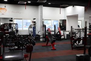 Fitness centrum a/nebo fitness zařízení v ubytování Al Reef Cozy 1BR with Pool and Serene Vibes