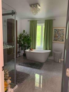 a large bathroom with a tub and a window at L Appart du St-Laurent 2e in Lévis +20 photos