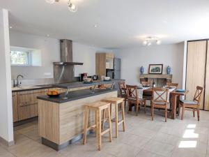 Η κουζίνα ή μικρή κουζίνα στο Holiday Home Kerdro by Interhome