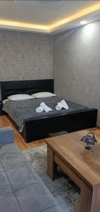 une chambre avec un lit et une table dans l'établissement Borjomi Likani Apartment, à Bordjomi