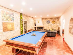 CollescipoliにあるVilla Umbriancevilla by Interhomeのリビングルームの中央にビリヤード台 +32枚の写真