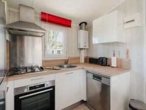 Η κουζίνα ή μικρή κουζίνα στο Chalet Le Bois d'Amour 2-2 by Interhome