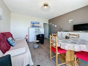 Dapur atau dapur kecil di Apartment Le Sextant by Interhome