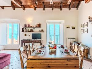 Μια τηλεόραση ή/και κέντρο ψυχαγωγίας στο Apartment Laghina by Interhome