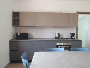 Kuchyň nebo kuchyňský kout v ubytování Apartment MareLuce by Interhome