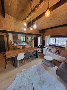 Chalet de montagne familial في Montferrier: غرفة معيشة مع طاولة خشبية كبيرة في غرفة