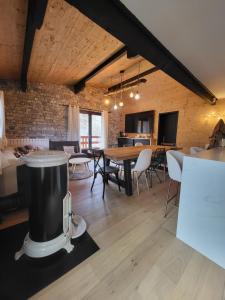 Chalet de montagne familial في Montferrier: غرفة طعام بها طاولة وكراسي +8 صور