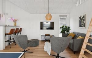 Televisyen dan/atau pusat hiburan di Amazing Home In Bogense With Sauna +25 gambar