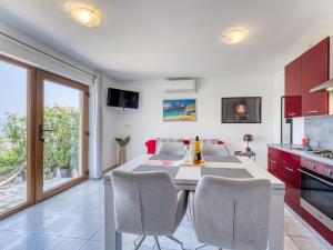 Kuchyň nebo kuchyňský kout v ubytování Apartment Perla 1-2 by Interhome