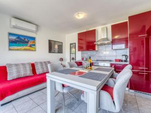 Kuchyň nebo kuchyňský kout v ubytování Apartment Perla 1-2 by Interhome