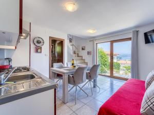 Kuchyň nebo kuchyňský kout v ubytování Apartment Perla 1-2 by Interhome + 13 fotografií