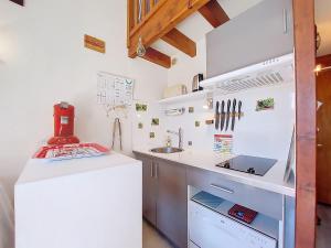 Η κουζίνα ή μικρή κουζίνα στο Studio Jardins de la Palmyre 2-2 by Interhome