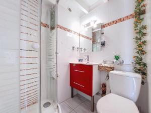 Ένα μπάνιο στο Studio Jardins de la Palmyre 2-2 by Interhome