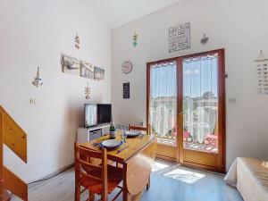 Μια τηλεόραση ή/και κέντρο ψυχαγωγίας στο Studio Jardins de la Palmyre 2-2 by Interhome