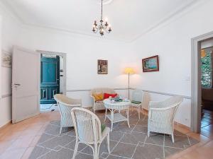 a dining room with a table and chairs at Holiday Home Villa Vent Debout by Interhome in Saint-Georges-de-Didonne