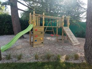 VenticanoCasa delle Foglie的庭院内带滑梯的木制游乐场