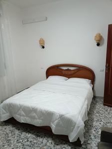 VenticanoCasa delle Foglie的卧室内的一张带木制床头板的床 更多58张照片